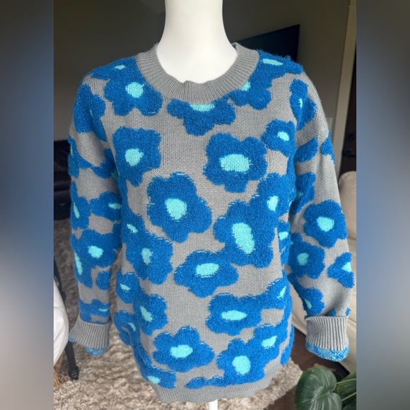 &merci Sweaters - &merci SMALL Gray Crew Neck Sweater With Royal Blue and Turquoise Mod Flowers